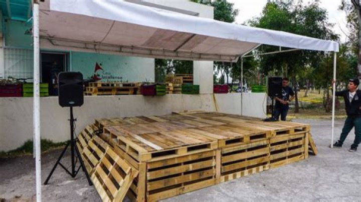 How do you make a pallet stage?